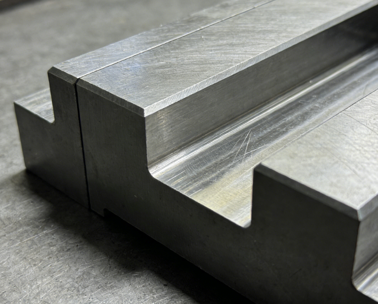 注塑模具首選鴻仁威爾